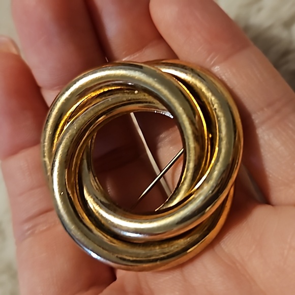 #0111 Vintage gold tone 3 entwined circles brooch - Picture 3 of 4